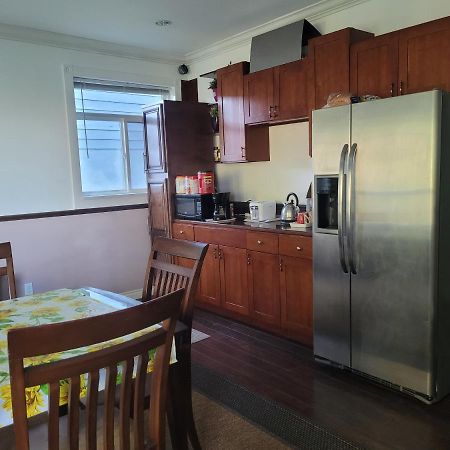 Vancouver Jenny'S Guesthouse Кокитлам Екстериор снимка